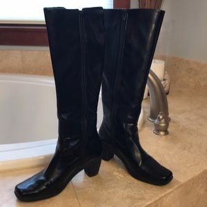 Black 7M aresoles pleather boots. Great for winter